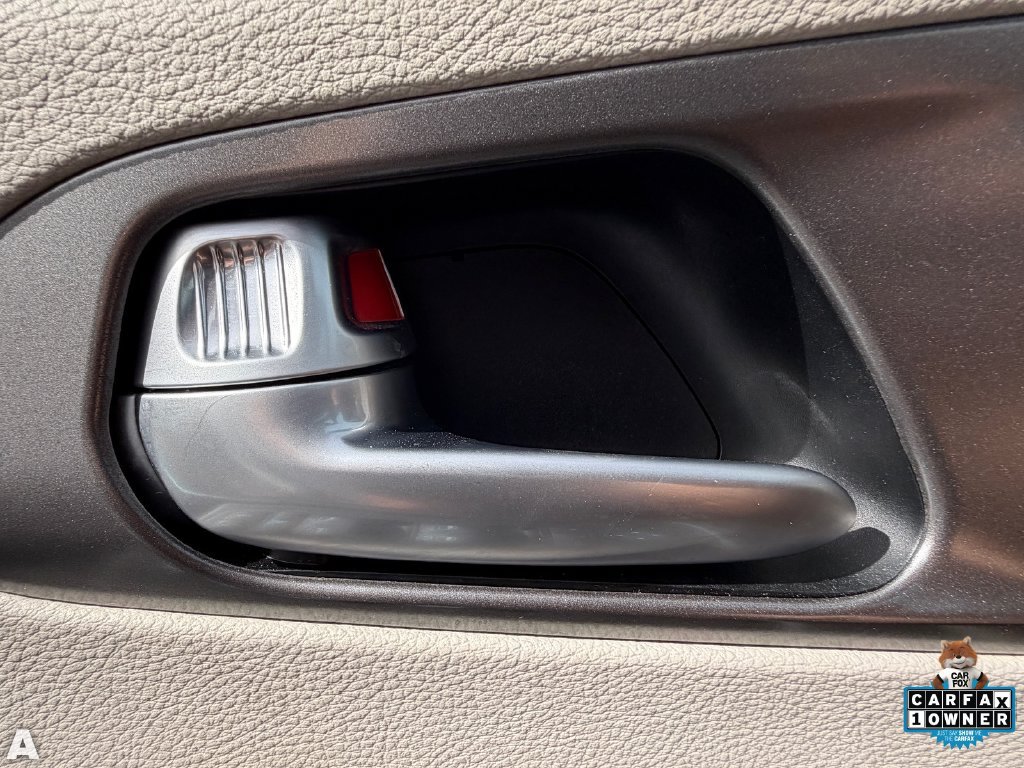 Used 2024 Chrysler Pacifica Touring-L FWD image 9