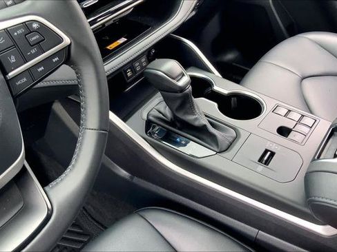 Certified 2024 Toyota Highlander XLE FWD image 16