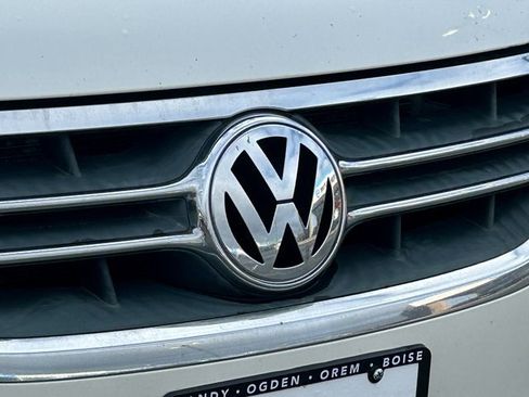 Used 2012 Volkswagen Routan SEL image 10