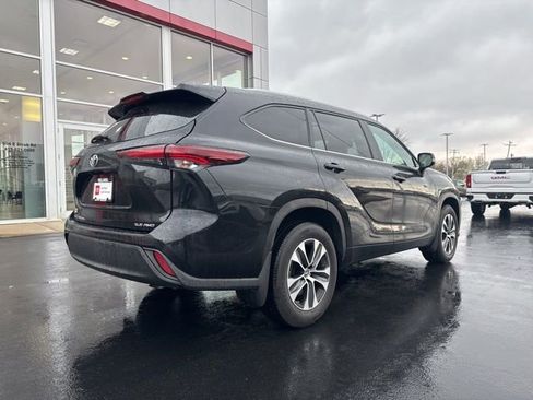 Used 2024 Toyota Highlander XLE image 7