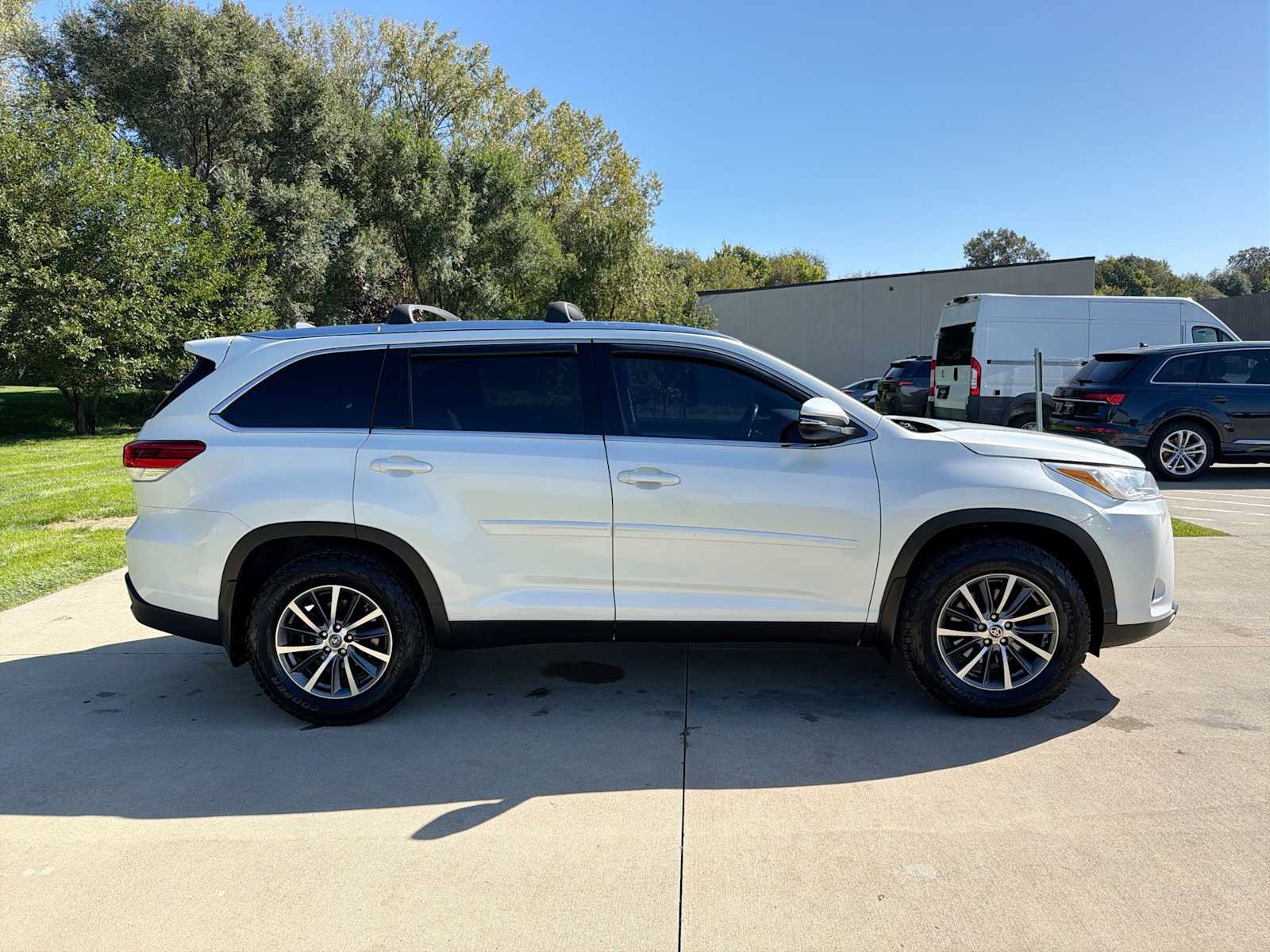 Used 2019 Toyota Highlander XLE AWD/4WD image 7