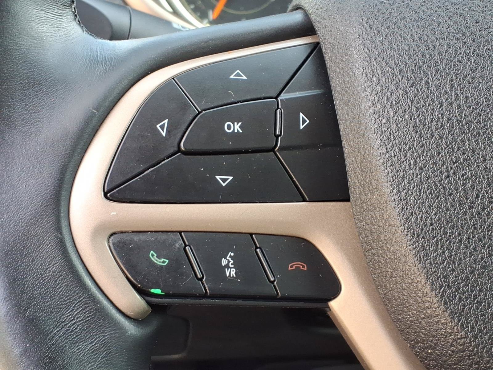 Used 2018 Jeep Cherokee Latitude w/ Altitude Package FWD image 17
