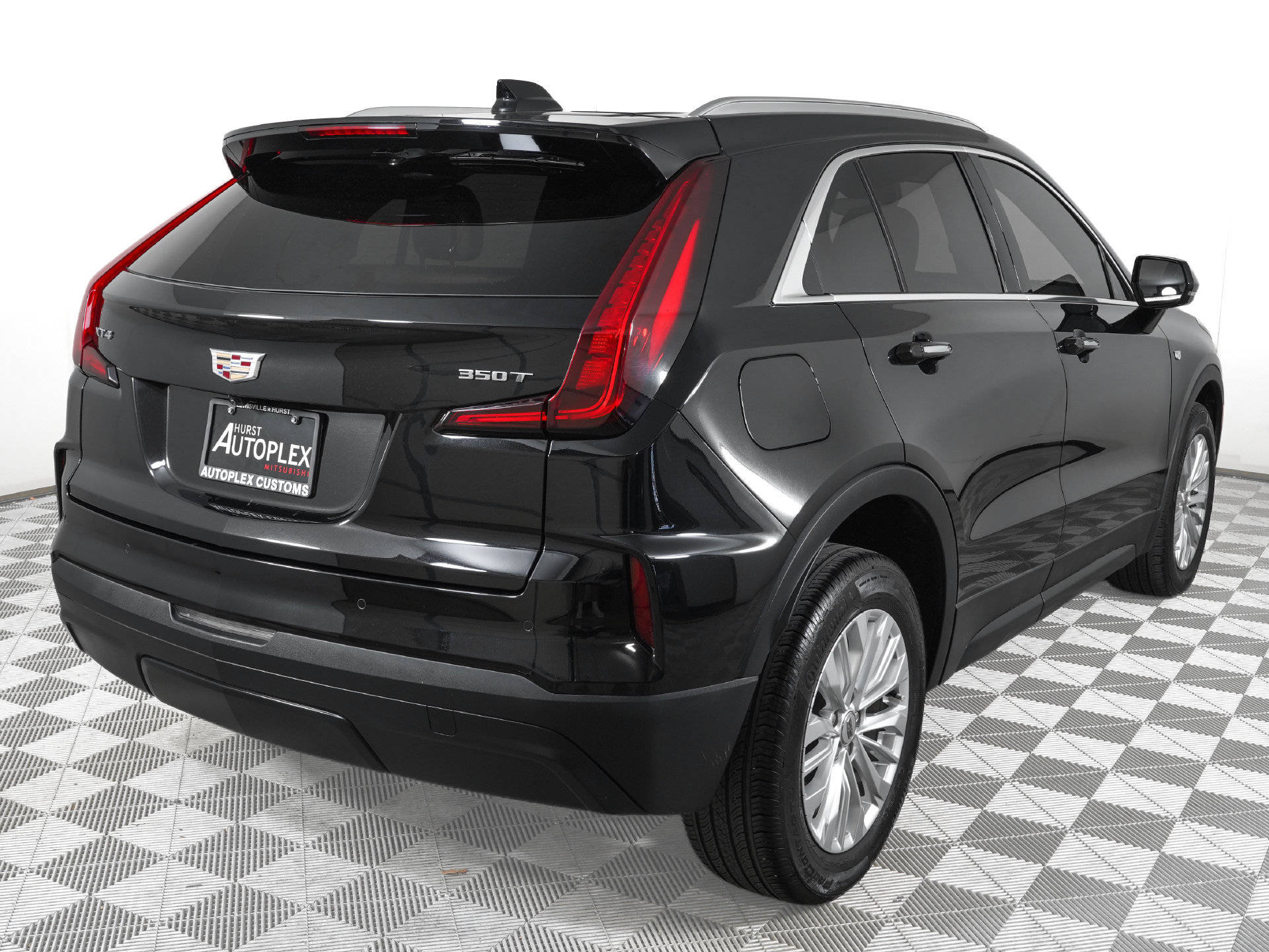 Used 2024 Cadillac XT4 Luxury w/ Cold Weather Package FWD image 5