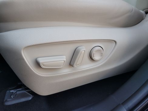Used 2022 Toyota Highlander XLE FWD image 19