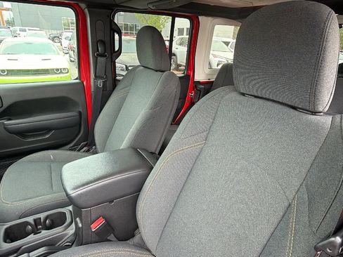 Used 2025 Jeep Wrangler Willys image 17