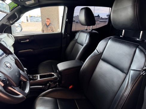 Used 2020 Toyota Tacoma TRD Off-Road image 9