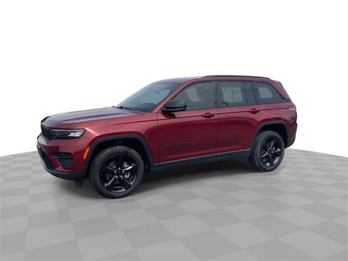 Used 2023 Jeep Grand Cherokee Altitude image 4