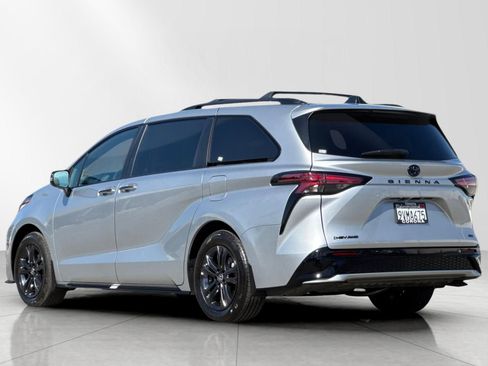Used 2025 Toyota Sienna XSE w/ XSE Premium Package image 6