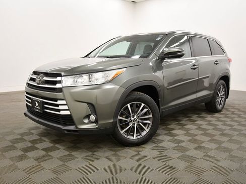 Used 2019 Toyota Highlander XLE w/ Protection Package #3 AWD/4WD image 2