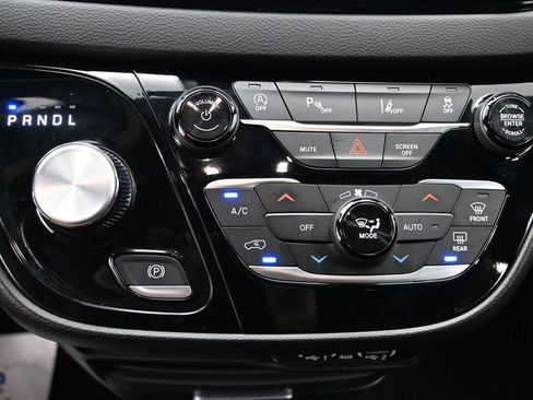 Used 2025 Chrysler Pacifica Select FWD image 29