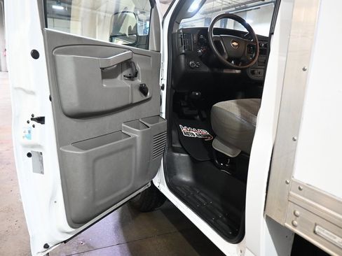 Used 2017 Chevrolet Express 3500 image 23