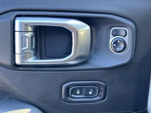 Used 2019 Jeep Wrangler Unlimited Sahara image 24