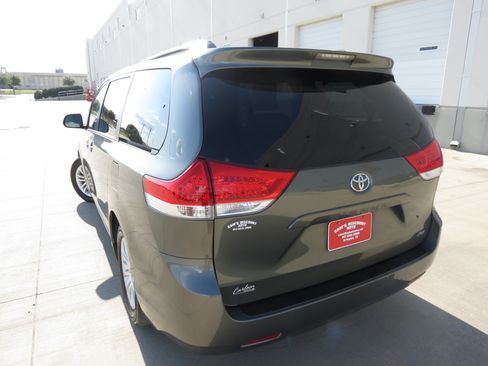 Used 2011 Toyota Sienna XLE FWD image 3