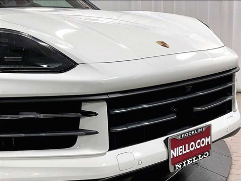 Used 2024 Porsche Cayenne image 33