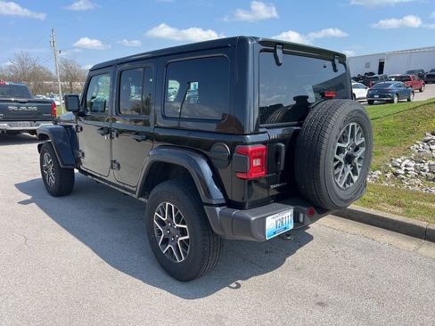 Used 2025 Jeep Wrangler Sahara image 4