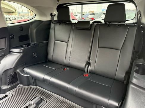 Certified 2024 Toyota Highlander XLE image 34