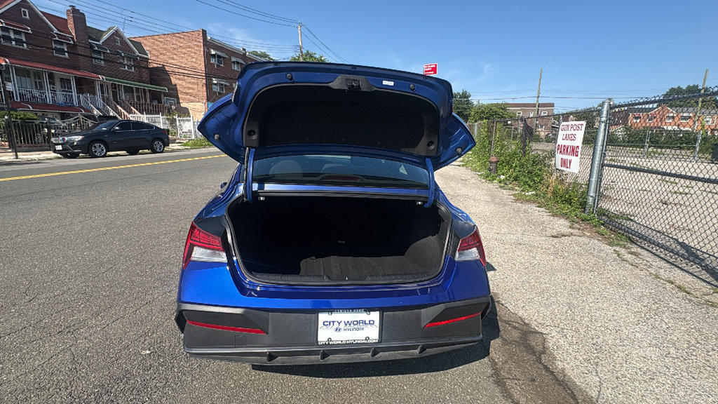 Used 2025 Hyundai Elantra SEL FWD image 31