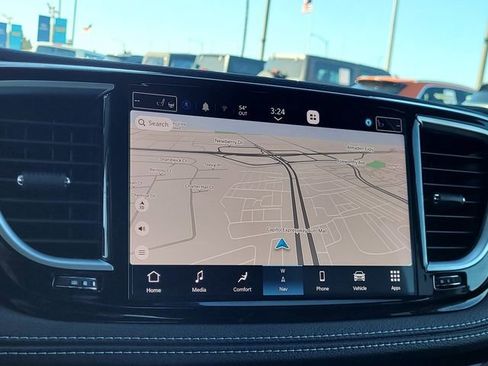 Used 2023 Chrysler Pacifica Limited image 9