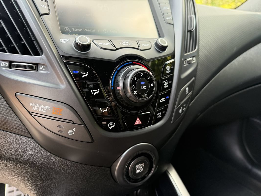 Used 2016 Hyundai Veloster Turbo FWD image 29