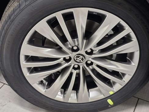 New 2026 Toyota Highlander Platinum image 12