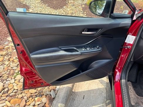 Used 2018 Toyota C-HR XLE FWD image 6