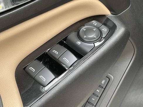 Used 2024 Chevrolet Equinox Premier FWD image 16