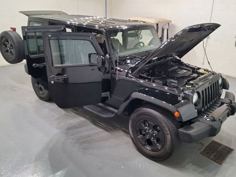 Used 2015 Jeep Wrangler Unlimited Sahara AWD/4WD image 12