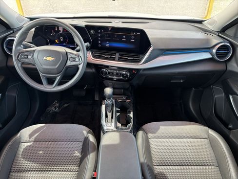 Used 2025 Chevrolet Trax LT image 32