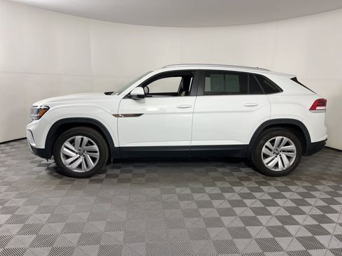 Used 2022 Volkswagen Atlas Cross Sport SE w/ Panoramic Sunroof Package image 2