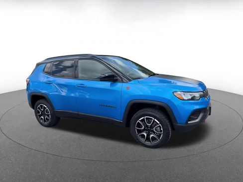 Used 2025 Jeep Compass Trailhawk AWD/4WD image 2