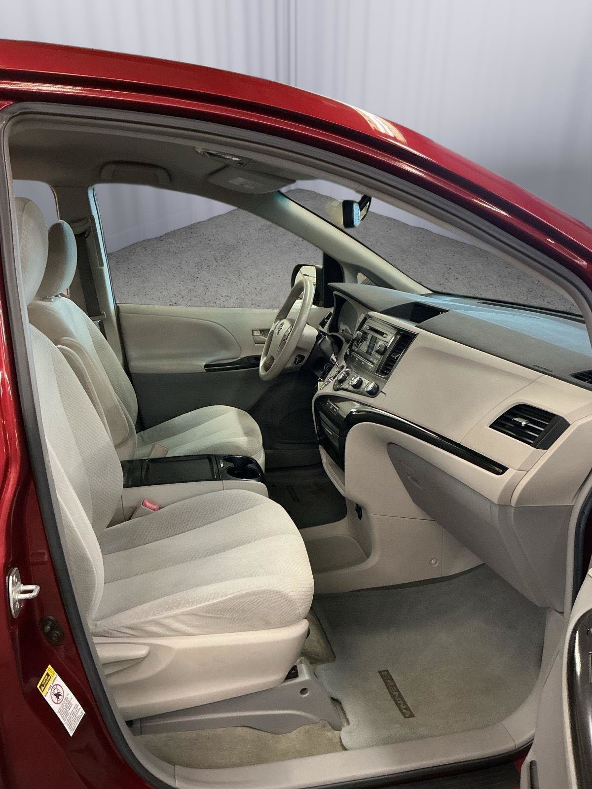 Used 2011 Toyota Sienna LE w/ Towing Pkg FWD image 22