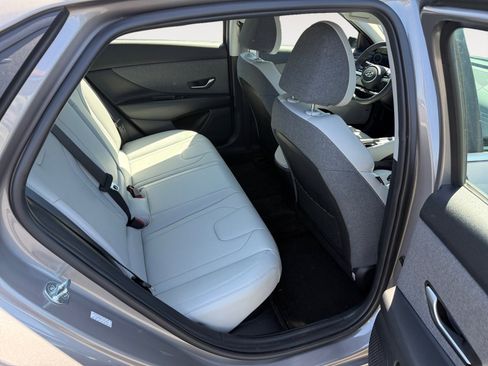 Certified 2022 Hyundai Elantra Limited image 18