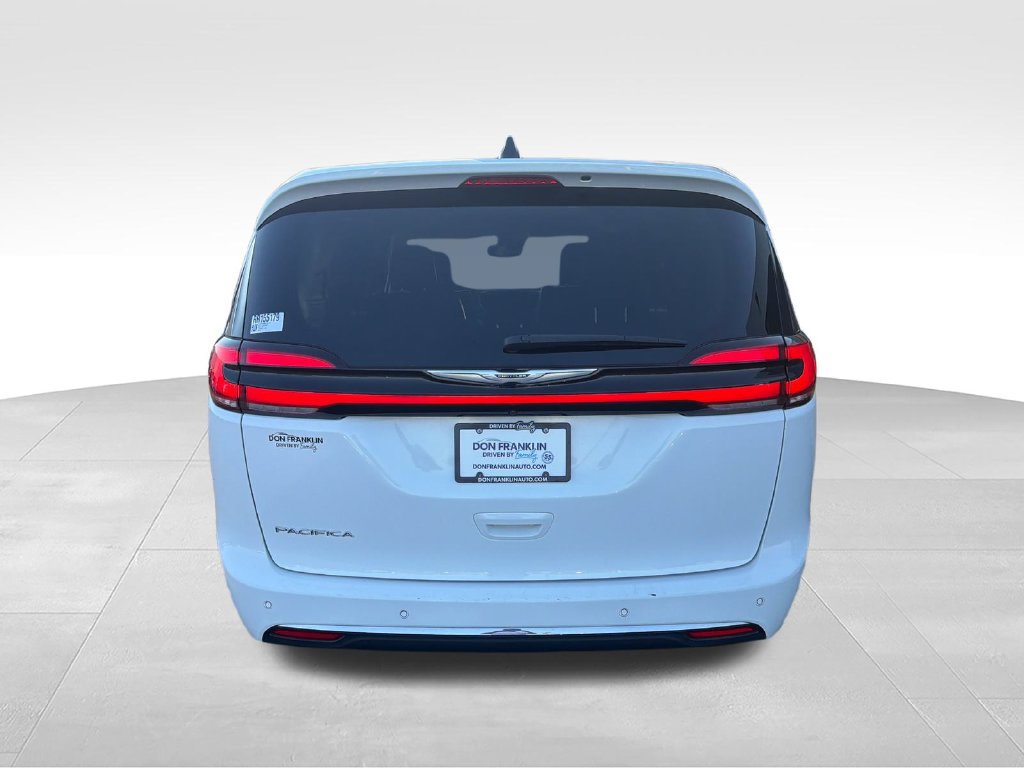 Used 2024 Chrysler Pacifica Touring-L FWD image 4