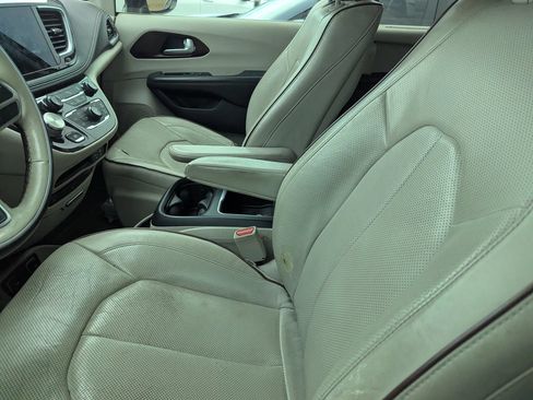 Used 2018 Chrysler Pacifica Limited w/ Tire & Wheel Group FWD image 10