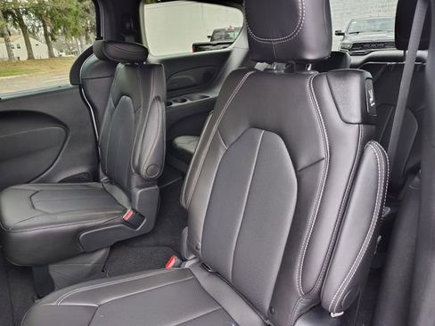 New 2026 Chrysler Pacifica Select image 5