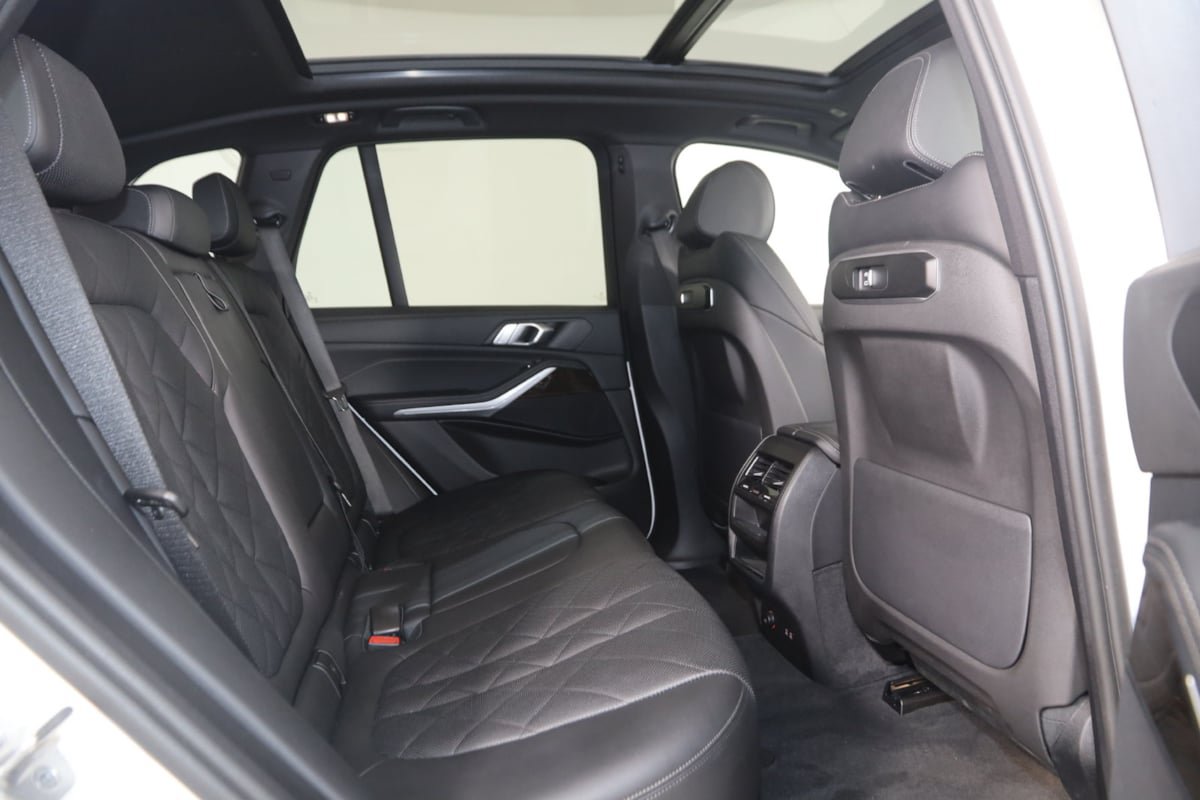 Used 2024 BMW X5 xDrive40i w/ Parking Assistance Package AWD/4WD image 15