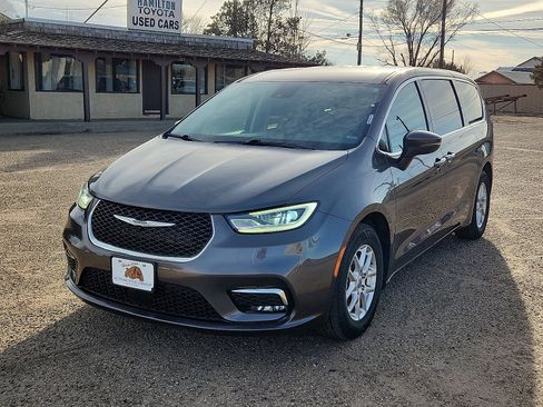 Used 2023 Chrysler Pacifica Touring-L image 1