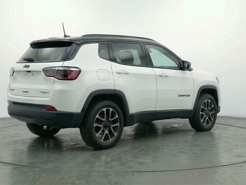 Used 2025 Jeep Compass Trailhawk AWD/4WD image 9