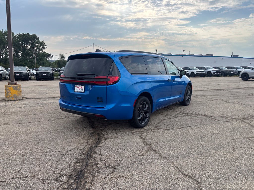 New 2027 Chrysler Pacifica Select AWD/4WD image 5