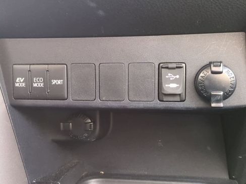 Used 2018 Toyota RAV4 XLE image 30