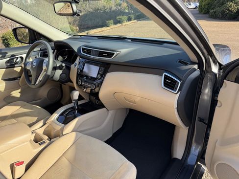 Used 2018 Nissan Rogue SV image 10