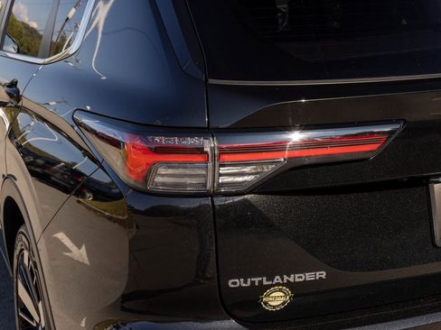 Used 2025 Mitsubishi Outlander SE image 38