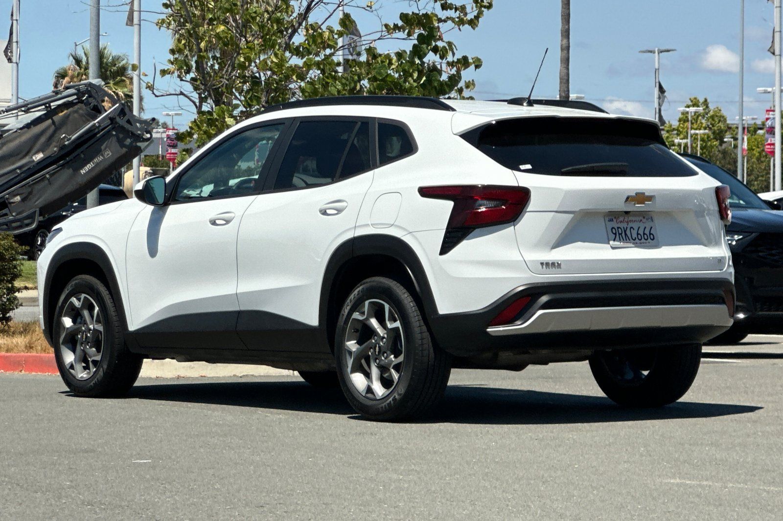 Used 2025 Chevrolet Trax LT FWD image 6