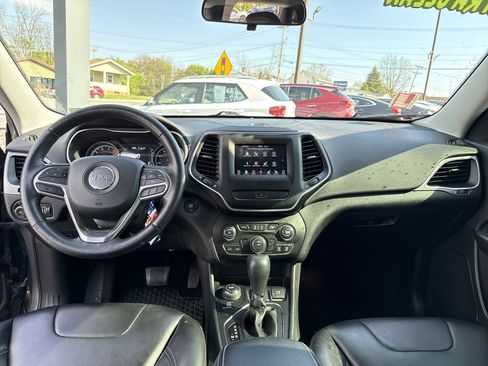 Used 2019 Jeep Cherokee Latitude Plus w/ Cold Weather Group AWD/4WD image 13