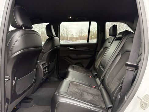 Used 2023 Jeep Grand Cherokee Altitude image 13