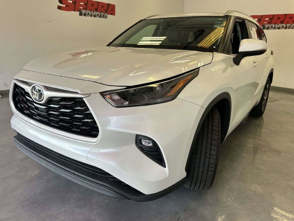 Used 2022 Toyota Highlander XLE FWD image 7