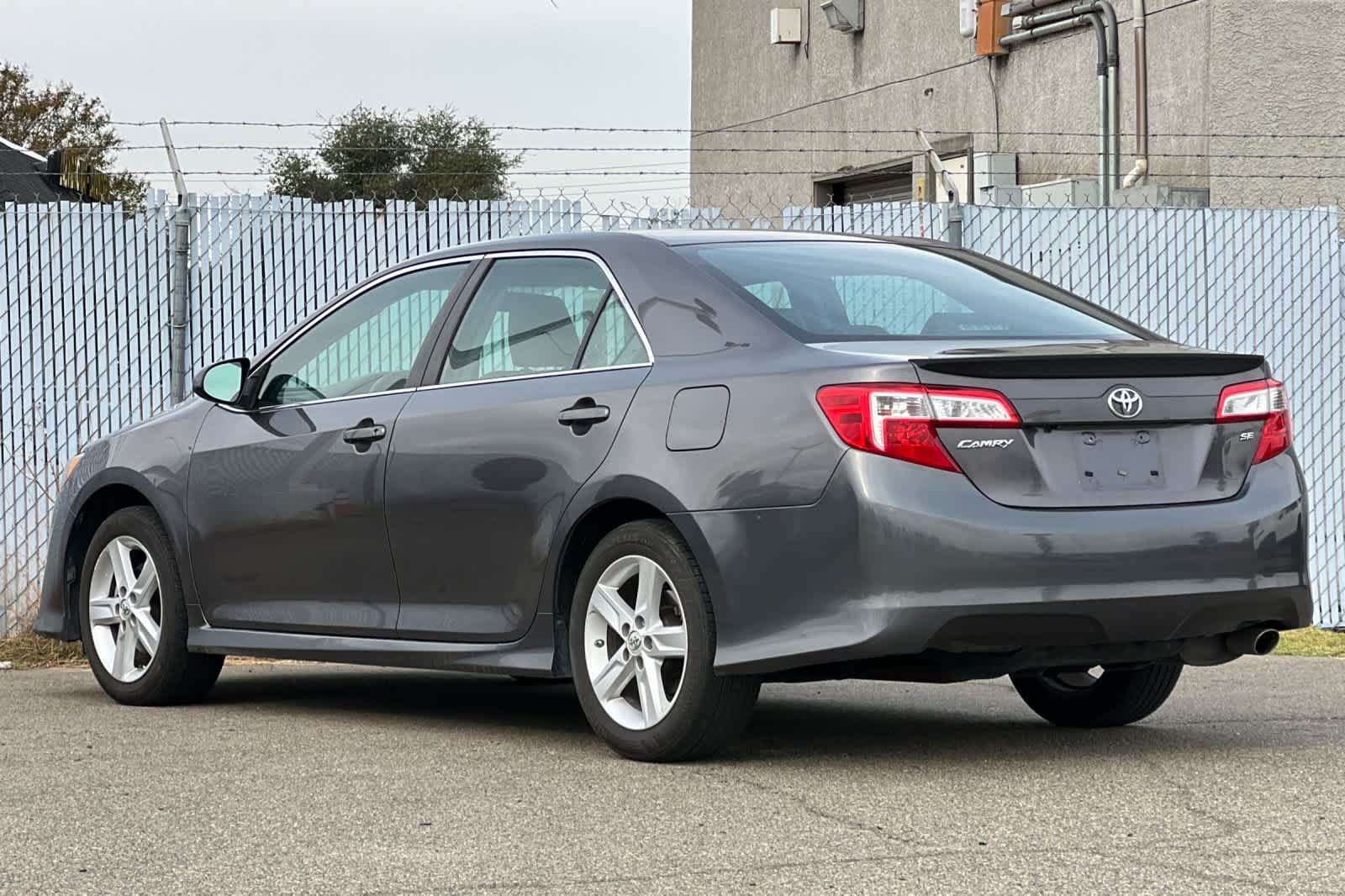 Used 2014 Toyota Camry SE FWD image 5