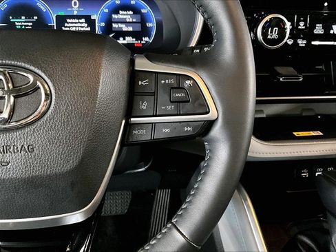 Used 2025 Toyota Highlander Limited AWD/4WD image 21