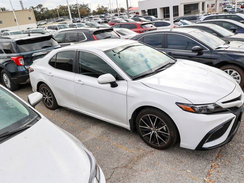 Used 2024 Toyota Camry SE image 7