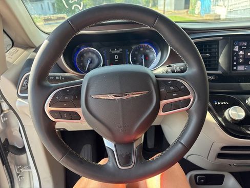 Used 2023 Chrysler Voyager LX image 13